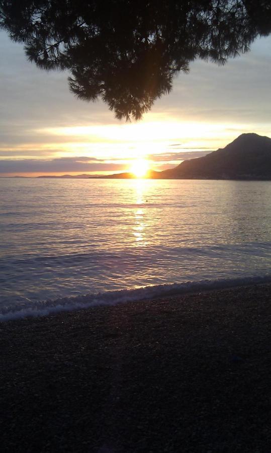 Apartament Apartman On The Beach - Nemira, Omiš Zewnętrze zdjęcie